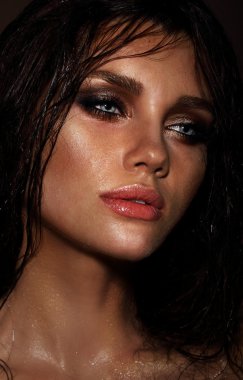 Islak saç ile şehvetli genç esmer