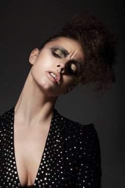Reverie içinde altın göz farı ile çekici hanım