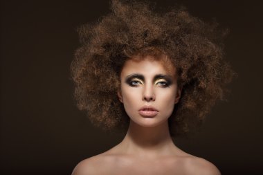 Stil. Moda modeli saçları kestirdim