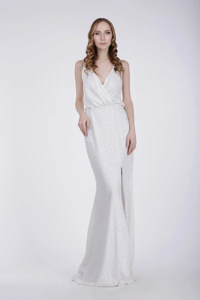 Hela längden av ung kvinna i vit klänning — Stockfoto