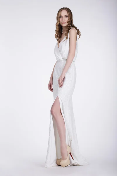 長い光沢のあるドレスとハイヒールでファッションモデル — ストック写真