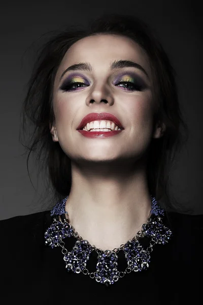 Retrato de mujer joven con sonrisa dentada — Foto de Stock