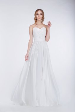 Nişan. Beyaz elbiseli genç ve güzel yeni evli