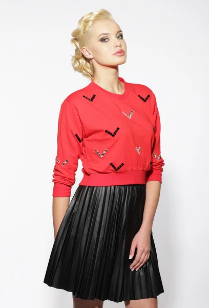 Trendy Blond červená halenka a černá sukně — Stock fotografie