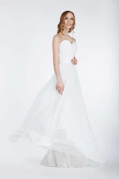 Elegante bruid in lang bruids jurk — Stockfoto