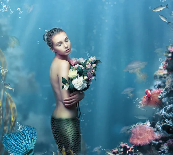 Inspiración. Fantástica mujer con flores en el agua —  Fotos de Stock