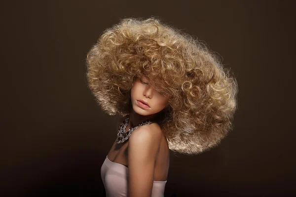 未来的な髪型を持つ若い女性の肖像画 — ストック写真