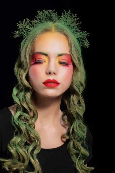 Stijlvolle vrouw met Dyed haren en extravagante make-up — Stockfoto