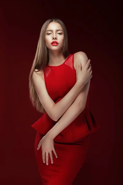 エレガンス。赤い絹のようなドレスのスタイリッシュな女性 — ストック写真