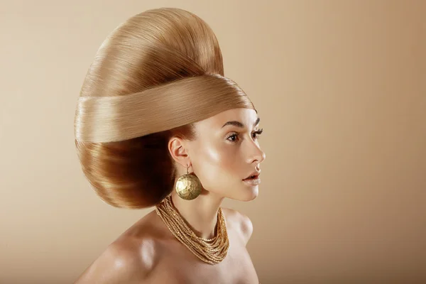 Styling. Profilo di Glamorous Woman with Golden Hairdo — Foto Stock