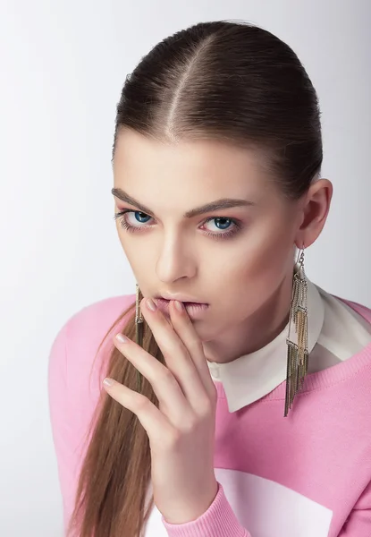 Retrato de mujer joven con pendientes —  Fotos de Stock