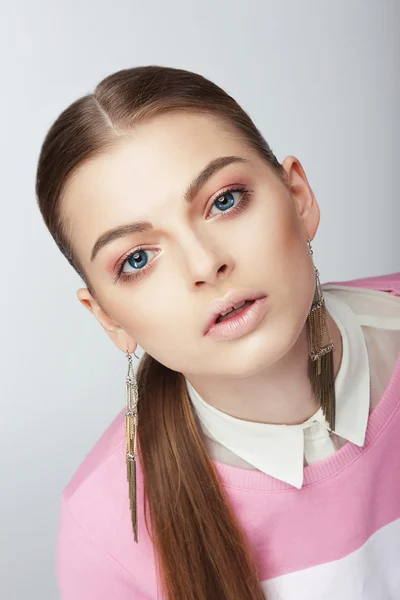 Jovens. Adorável bonito menina olhando para cima — Fotografia de Stock