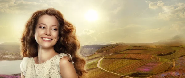 Joven mujer feliz con sonrisa ganadora al aire libre —  Fotos de Stock