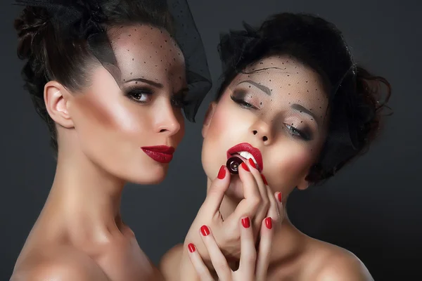 Leurre. Deux femmes séduisantes aux cerises — Photo