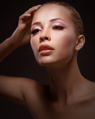 Kadınlık. Şehvetli genç kadın eliyle kaldırdı