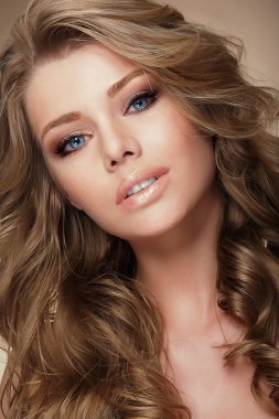 Sağlıklı mükemmel saç modeliyle aristokrat moda