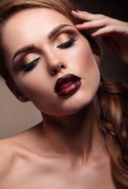 Güzel şık genç kadın modeli ile br closeup portresi