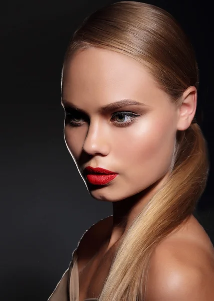 Young woman with straight hair on dark background. Portrait. — Stock Photo, Image