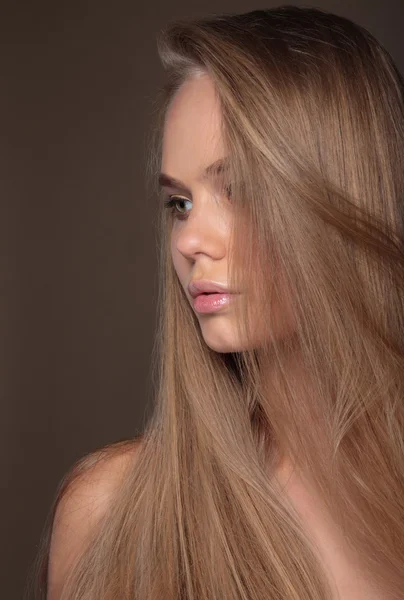 Sensuele vrouw model met glanzende rechtstreeks lang blond haar. — Stockfoto