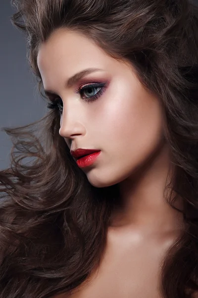 Modelo de menina bonita com maquiagem profissional, perfil . Imagem De Stock