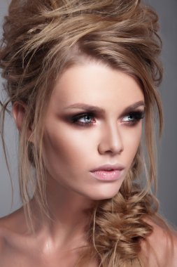 Şık bir kadın yakın çekim portresi.