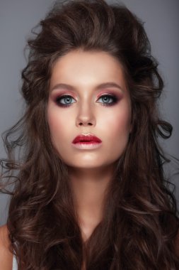 Güzel kadın, parlak makyaj.