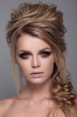 Kadın, modern kıvırcık saç modeli . 