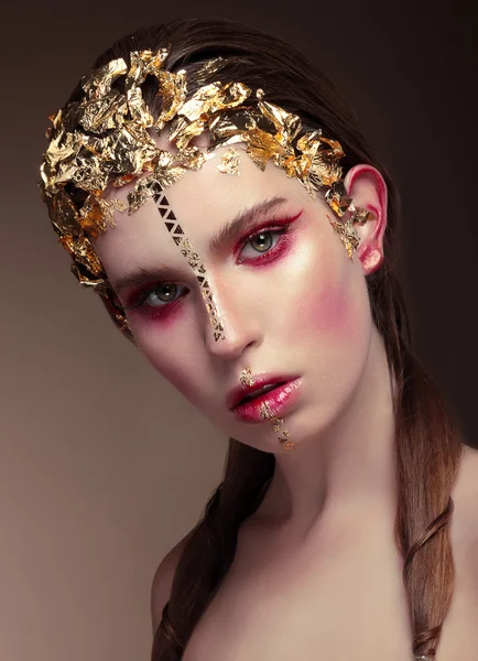 Vrouw met gouden gezicht make-up. — Stockfoto