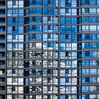 Gökdelenler bulut ile bardak bina portre