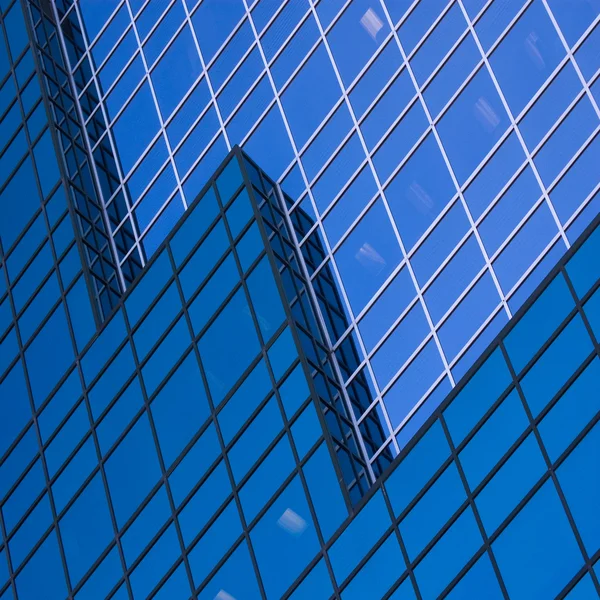 Primer plano edificio de vidrio de rascacielos con nube — Foto de Stock