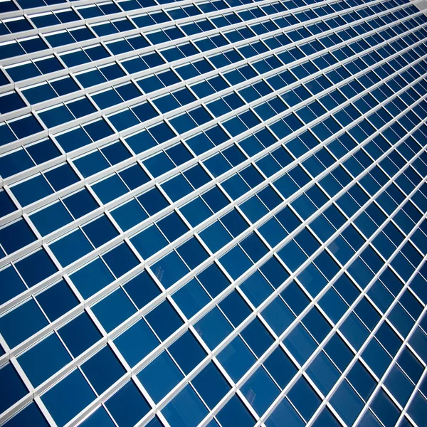 Primo piano vetro di costruzione di grattacieli con nube — Foto Stock