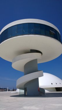 Aviles, İspanya Niemeyer Merkezi binasının görünümü