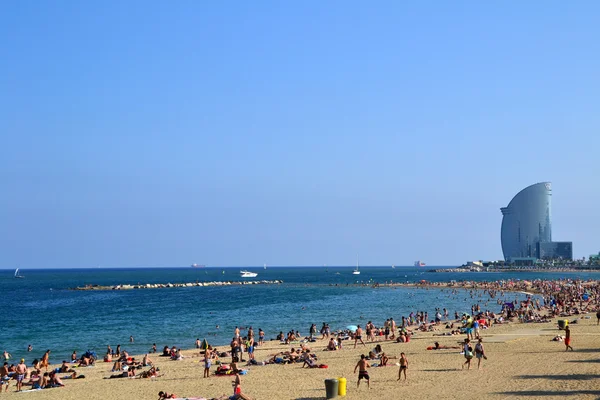 People at Barcelona beach in Barcelona, Spain — Stock Photo, Image