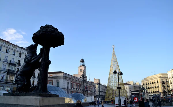 Άγαλμα της αρκούδας και κουμαριά στη Μαδρίτη, Ισπανία — Φωτογραφία Αρχείου