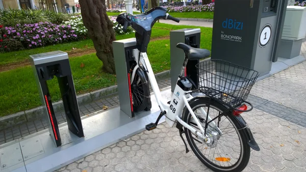 Uma bicicleta do serviço Bizi em San Sebastian, Espanha — Fotografia de Stock