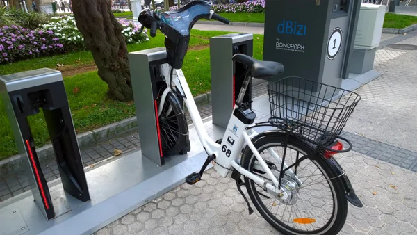 Uma bicicleta do serviço dBizi em San Sebastian, Espanha — Fotografia de Stock