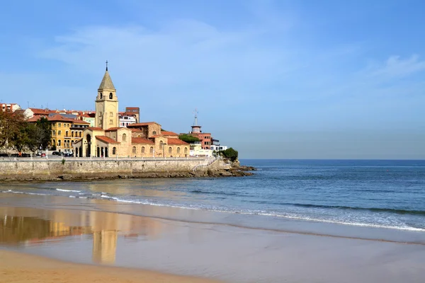 Chiesa di San Pedro sulla spiaggia di San Lorenzo a Gijon — Foto Stock