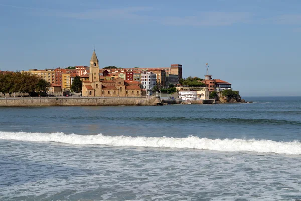 Iglesia de San Pedro y playa de San Lorenzo en Gijón, Asturias — Foto de Stock