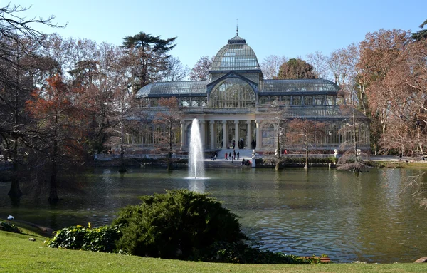 Palacio de Cristal en el parque El Retiro en Madrid, España — Foto de Stock