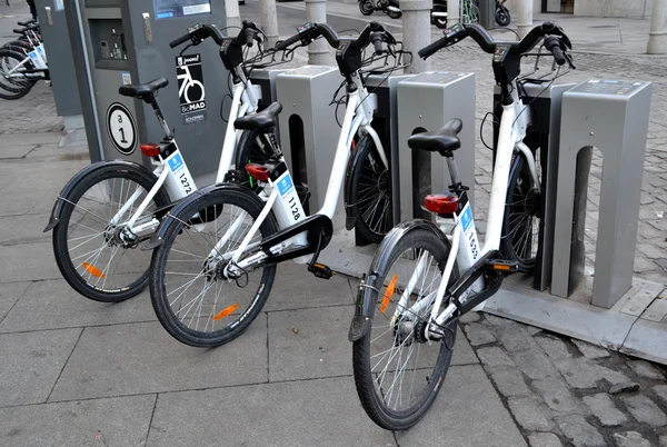 Algumas bicicletas do serviço de aluguer de bicicletas em Madrid, Espanha — Fotografia de Stock