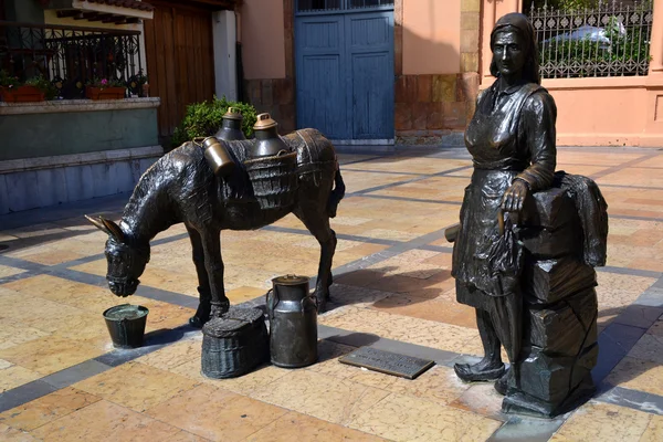La Lechera Sculpture in Trascorrales Square in Oviedo, Spain — Stockfoto