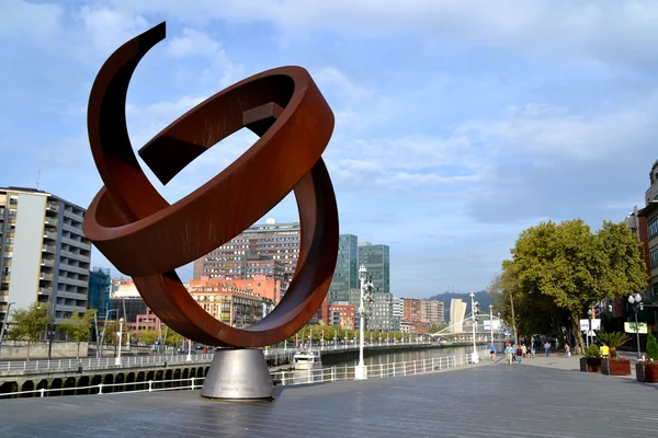 Monumento chamado "Variante Ovoide de la Desocupacion de la Esfera" em Bilbau Fotos De Bancos De Imagens