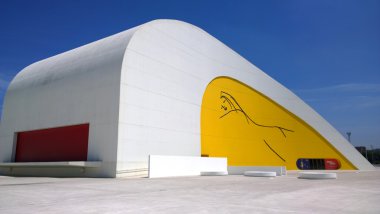 Aviles, İspanya Niemeyer Merkezi binasının görünümü