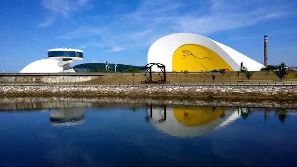 Vista do edifício Niemeyer Center, em Aviles, Espanha — Fotografia de Stock