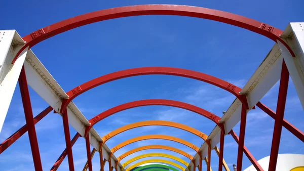 Ponte colorida em Aviles, Asturias, Espanha — Fotografia de Stock