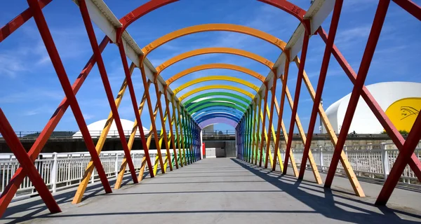 Vista da ponte para acesso ao edifício Niemeyer Center, em Aviles, Espanha — Fotografia de Stock