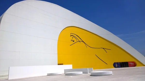 Vista del edificio del Centro Niemeyer, en Aviles, España — Foto de Stock