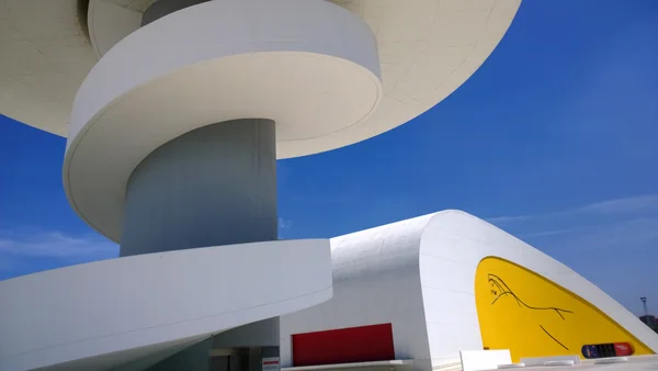 Vista del edificio del Centro Niemeyer, en Aviles, España — Foto de Stock