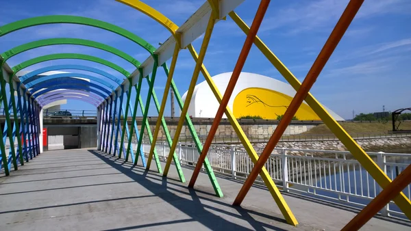 Weergave van de brug van de toegang tot de Niemeyer Center gebouw in Aviles, Asturias Rechtenvrije Stockafbeeldingen
