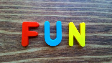 Kelime alay renkli harflerle